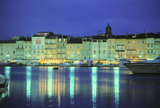 882px__seaside_town_of_st_tropez_at_night__provence___cr_dit__otto_stadler_586583814_north_545x